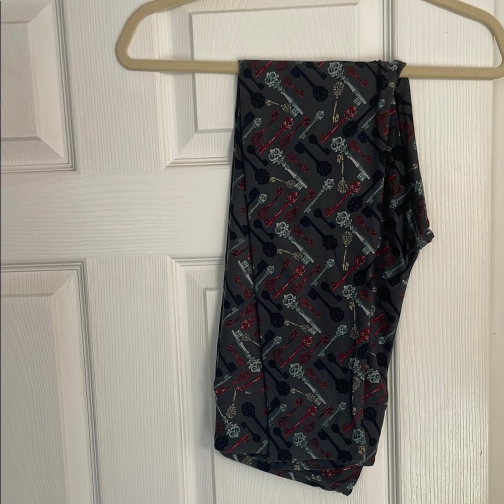 Patterned Leggings with Red and Gray Key Design